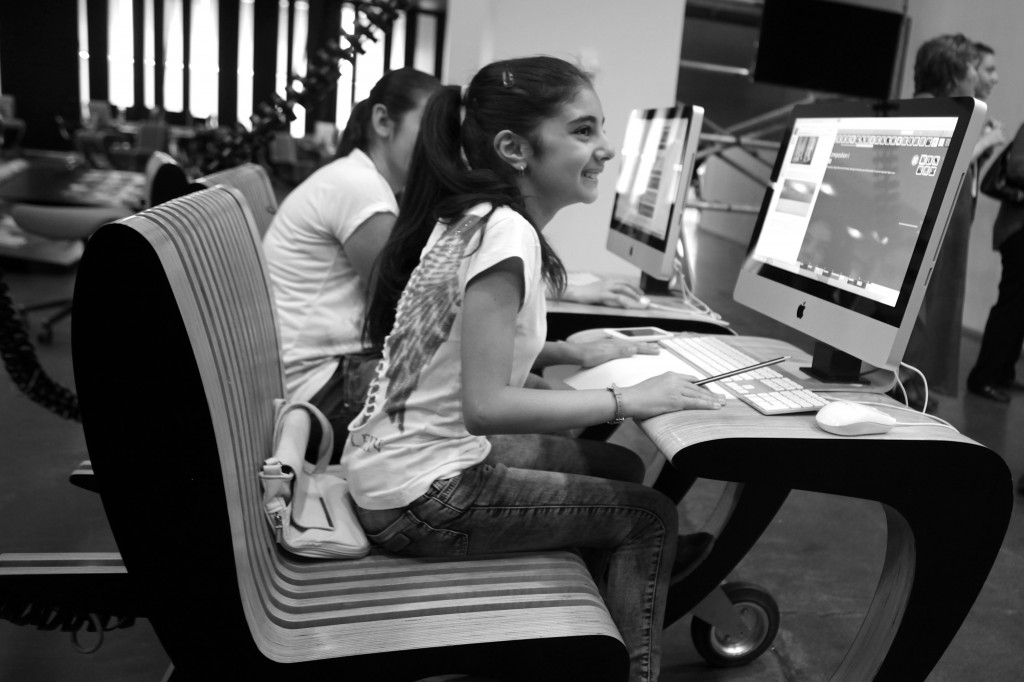 Une jeune fille s’essaye à la programmation au centre TUMO